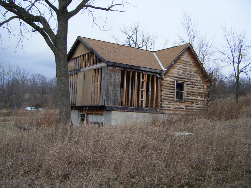 In 2008, with none of the Covert descendants were interested in farming, the family agreed to sell the farm. Bruce Murray purchased 120 acres of the original 150 acres. At the time, there were no vines on the property. The only structure was a partially-built cabin on a foundation.